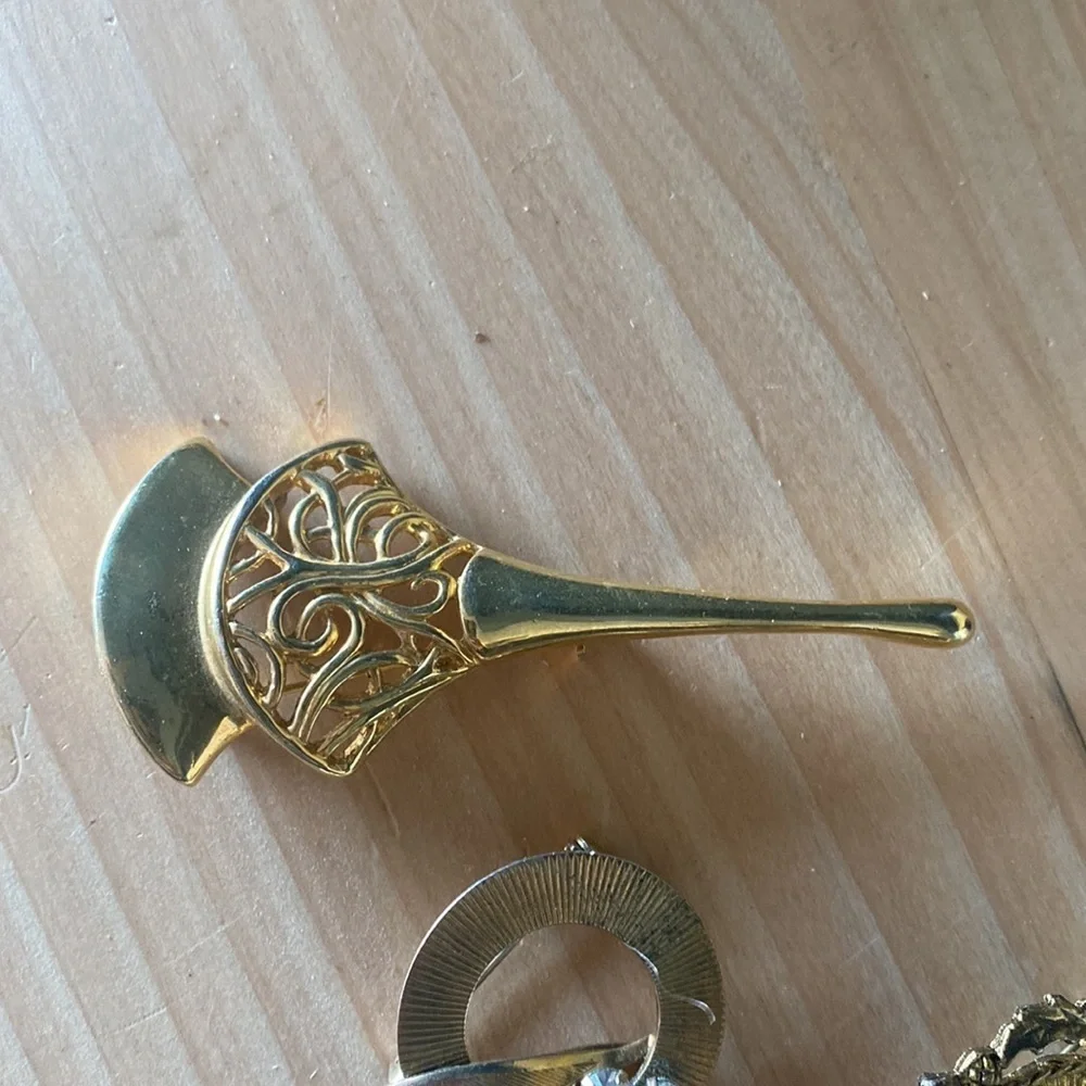 Eight vintage pins assorted‎ broaches